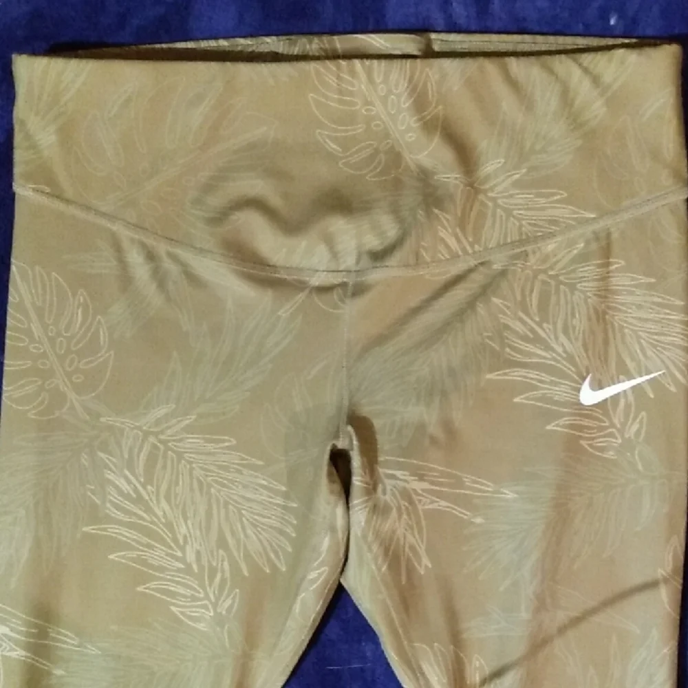 Nike Gold Tone Leggings - Picture 4 of 7